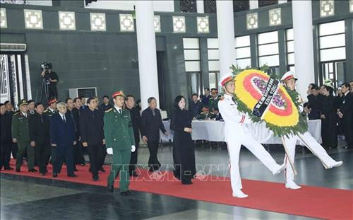 Nhà tang lễ quốc gia, số 5 Trần Thánh Tông (Hà Nội), nơi tổ chức Quốc tang Chủ tịch nước Trần Đại Quang. Ảnh: TTXVN Đồng chí Trương Hoà Bình, Ủy viên Bộ Chính trị, Phó Thủ tướng thường trực Chính phủ đọc Tiểu sử Chủ tịch nước Trần Đại Quang và danh sách Ban Lễ tang. Ảnh: TTXVN Ông Trần Quân, con trai trưởng của Chủ tịch nước Trần Đại Quang thắp nén hương viếng Cha. Ảnh: TTXVN Đoàn gia đình, họ hàng nội ngoại viếng Chủ tịch nước Trần Đại Quang. Ảnh: Nhan Sáng – TTXVN Đoàn Ban Chấp hành Trung ương Đảng Cộng sản Việt Nam, do đồng chí Nguyễn Phú Trọng, Tổng Bí thư Ban Chấp hành Trung ương Đảng làm Trưởng đoàn, viếng Chủ tịch nước Trần Đại Quang. Ảnh: TTXVN Tổng Bí thư Nguyễn Phú Trọng ghi sổ tang. Ảnh: TTXVN Đoàn Chính phủ nước Cộng hòa XHCN Việt Nam, do đồng chí Nguyễn Xuân Phúc, Ủy viên Bộ Chính trị, Thủ tướng Chính phủ làm Trưởng đoàn, viếng Chủ tịch nước Trần Đại Quang. Ảnh: Nhan Sáng – TTXVN Thủ tướng Nguyễn Xuân Phúc chia buồn cùng tang quyến Chủ tịch nước Trần Đại Quang. Ảnh: TTXVN Nguyên Ủy viên Bộ Chính trị, nguyên Chủ tịch nước Trần Đức Lương (bên trái) và nguyên Ủy viên Bộ Chính trị, nguyên Thủ tướng Chính phủ Nguyễn Tấn Dũng (bên phải) ghi sổ tang. Ảnh: TTXVN Đoàn Quốc hội nước Cộng hòa XHCN Việt Nam, do đồng chí Nguyễn Thị Kim Ngân, Ủy viên Bộ Chính trị, Chủ tịch Quốc hội làm Trưởng đoàn, viếng Chủ tịch nước Trần Đại Quang. Ảnh: Nhan Sáng – TTXVN Đồng chí Tòng Thị Phóng (bên trái), Ủy viên Bộ Chính trị, Phó Chủ tịch thường trực Quốc hội và đồng chí Đặng Thị Ngọc Thịnh, Ủy viên Trung ương Đảng, Quyền Chủ tịch nước chia buồn cùng tang quyến Chủ tịch nước Trần Đại Quang. Ảnh: TTXVN Đoàn Văn phòng Chủ tịch nước Cộng hòa XHCN Việt Nam, do đồng chí Đặng Thị Ngọc Thịnh, Ủy viên Trung ương Đảng, Quyền Chủ tịch nước làm Trưởng đoàn, viếng Chủ tịch nước Trần Đại Quang. Ảnh: Nhan Sáng – TTXVN Đoàn Ủy ban Trung ương Mặt trận Tổ quốc Việt Nam, do đồng chí Hầu A Lềnh, Ủy viên Trung ương Đảng, Phó Chủ tịch, Tổng Thư ký UBTƯ MTTQ Việt Nam làm Trưởng đoàn, viếng Chủ tịch nước Trần Đại Quang. Ảnh: TTXVN Đoàn Ban Dân vận Trung ương, do đồng chí Trương Thị Mai, Ủy viên Bộ Chính trị, Bí thư Trung ương Đảng, Trưởng Ban Dân vận Trung ương làm Trưởng đoàn, viếng Chủ tịch nước Trần Đại Quang. Ảnh: TTXVN Đoàn Ban Tổ chức Trung ương, do đồng chí Phạm Minh Chính, Ủy viên Bộ Chính trị, Bí thư Trung ương Đảng, Trưởng Ban Tổ chức Trung ương làm Trưởng đoàn, viếng Chủ tịch nước Trần Đại Quang. Ảnh: Nhan Sáng – TTXVN Đoàn Đảng ủy Công an Trung ương, Bộ Công an, do Thượng tướng Tô Lâm, Ủy viên Bộ Chính trị, Bí thư Đảng ủy Công an Trung ương, Bộ trưởng Bộ Công an làm Trưởng đoàn, viếng Chủ tịch nước Trần Đại Quang. Ảnh: TTXVN Đoàn Quân ủy Trung ương, Bộ Quốc phòng, do đồng chí Ngô Xuân Lịch, Ủy viên Bộ Chính trị, Phó Bí thư Quân ủy Trung ương, Bộ trưởng Bộ Quốc phòng làm Trưởng đoàn, viếng Chủ tịch nước Trần Đại Quang. Ảnh: TTXVN Đoàn Thành ủy, HĐND, UBND, Ủy ban MTTQ Việt Nam TP Hà Nội, do đồng chí Hoàng Trung Hải, Ủy viên Bộ Chính trị, Bí thư Thành uỷ Hà Nội làm Trưởng đoàn, viếng Chủ tịch nước Trần Đại Quang. Ảnh: Nhan Sáng – TTXVN Đoàn Tỉnh ủy, HĐND, UBND, Ủy ban Mặt trận Tổ quốc Việt Nam tỉnh Ninh Bình, do đồng chí Nguyễn Thị Thanh, Ủy viên Trung ương Đảng, Bí thư Tỉnh ủy Ninh Bình làm Trưởng đoàn, viếng Chủ tịch nước Trần Đại Quang. Ảnh: Nhan Sáng – TTXVN Nhà tang lễ quốc gia, số 5 Trần Thánh Tông (Hà Nội), nơi tổ chức Quốc tang Chủ tịch nước Trần Đại Quang. Ảnh: TTXVN Đồng chí Trương Hoà Bình, Ủy viên Bộ Chính trị, Phó Thủ tướng thường trực Chính phủ đọc Tiểu sử Chủ tịch nước Trần Đại Quang và danh sách Ban Lễ tang. Ảnh: TTXVN Ông Trần Quân, con trai trưởng của Chủ tịch nước Trần Đại Quang thắp nén hương viếng Cha. Ảnh: TTXVN Đoàn gia đình, họ hàng nội ngoại viếng Chủ tịch nước Trần Đại Quang. Ảnh: Nhan Sáng – TTXVN Đoàn Ban Chấp hành Trung ương Đảng Cộng sản Việt Nam, do đồng chí Nguyễn Phú Trọng, Tổng Bí thư Ban Chấp hành Trung ương Đảng làm Trưởng đoàn, viếng Chủ tịch nước Trần Đại Quang. Ảnh: TTXVN Tổng Bí thư Nguyễn Phú Trọng ghi sổ tang. Ảnh: TTXVN Đoàn Chính phủ nước Cộng hòa XHCN Việt Nam, do đồng chí Nguyễn Xuân Phúc, Ủy viên Bộ Chính trị, Thủ tướng Chính phủ làm Trưởng đoàn, viếng Chủ tịch nước Trần Đại Quang. Ảnh: Nhan Sáng – TTXVN Thủ tướng Nguyễn Xuân Phúc chia buồn cùng tang quyến Chủ tịch nước Trần Đại Quang. Ảnh: TTXVN Nguyên Ủy viên Bộ Chính trị, nguyên Chủ tịch nước Trần Đức Lương (bên trái) và nguyên Ủy viên Bộ Chính trị, nguyên Thủ tướng Chính phủ Nguyễn Tấn Dũng (bên phải) ghi sổ tang. Ảnh: TTXVN Đoàn Quốc hội nước Cộng hòa XHCN Việt Nam, do đồng chí Nguyễn Thị Kim Ngân, Ủy viên Bộ Chính trị, Chủ tịch Quốc hội làm Trưởng đoàn, viếng Chủ tịch nước Trần Đại Quang. Ảnh: Nhan Sáng – TTXVN Đồng chí Tòng Thị Phóng (bên trái), Ủy viên Bộ Chính trị, Phó Chủ tịch thường trực Quốc hội và đồng chí Đặng Thị Ngọc Thịnh, Ủy viên Trung ương Đảng, Quyền Chủ tịch nước chia buồn cùng tang quyến Chủ tịch nước Trần Đại Quang. Ảnh: TTXVN Đoàn Văn phòng Chủ tịch nước Cộng hòa XHCN Việt Nam, do đồng chí Đặng Thị Ngọc Thịnh, Ủy viên Trung ương Đảng, Quyền Chủ tịch nước làm Trưởng đoàn, viếng Chủ tịch nước Trần Đại Quang. Ảnh: Nhan Sáng – TTXVN Đoàn Ủy ban Trung ương Mặt trận Tổ quốc Việt Nam, do đồng chí Hầu A Lềnh, Ủy viên Trung ương Đảng, Phó Chủ tịch, Tổng Thư ký UBTƯ MTTQ Việt Nam làm Trưởng đoàn, viếng Chủ tịch nước Trần Đại Quang. Ảnh: TTXVN Đoàn Ban Dân vận Trung ương, do đồng chí Trương Thị Mai, Ủy viên Bộ Chính trị, Bí thư Trung ương Đảng, Trưởng Ban Dân vận Trung ương làm Trưởng đoàn, viếng Chủ tịch nước Trần Đại Quang. Ảnh: TTXVN Đoàn Ban Tổ chức Trung ương, do đồng chí Phạm Minh Chính, Ủy viên Bộ Chính trị, Bí thư Trung ương Đảng, Trưởng Ban Tổ chức Trung ương làm Trưởng đoàn, viếng Chủ tịch nước Trần Đại Quang. Ảnh: Nhan Sáng – TTXVN Đoàn Đảng ủy Công an Trung ương, Bộ Công an, do Thượng tướng Tô Lâm, Ủy viên Bộ Chính trị, Bí thư Đảng ủy Công an Trung ương, Bộ trưởng Bộ Công an làm Trưởng đoàn, viếng Chủ tịch nước Trần Đại Quang. Ảnh: TTXVN Đoàn Quân ủy Trung ương, Bộ Quốc phòng, do đồng chí Ngô Xuân Lịch, Ủy viên Bộ Chính trị, Phó Bí thư Quân ủy Trung ương, Bộ trưởng Bộ Quốc phòng làm Trưởng đoàn, viếng Chủ tịch nước Trần Đại Quang. Ảnh: TTXVN Đoàn Thành ủy, HĐND, UBND, Ủy ban MTTQ Việt Nam TP Hà Nội, do đồng chí Hoàng Trung Hải, Ủy viên Bộ Chính trị, Bí thư Thành uỷ Hà Nội làm Trưởng đoàn, viếng Chủ tịch nước Trần Đại Quang. Ảnh: Nhan Sáng – TTXVN Đoàn Tỉnh ủy, HĐND, UBND, Ủy ban Mặt trận Tổ quốc Việt Nam tỉnh Ninh Bình, do đồng chí Nguyễn Thị Thanh, Ủy viên Trung ương Đảng, Bí thư Tỉnh ủy Ninh Bình làm Trưởng đoàn, viếng Chủ tịch nước Trần Đại Quang. Ảnh: Nhan Sáng – TTXVN