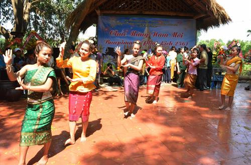 Tiết mục văn nghệ truyền thống của dân tộc Lào. Ảnh: Tuấn Anh – TTXVN Tiết mục văn nghệ truyền thống của dân tộc Lào. Ảnh: Tuấn Anh – TTXVN