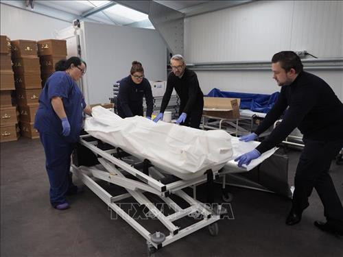 Thi thể các nạn nhân được quàn để chuẩn bị hỏa thiêu tại Đài hóa thân hoàn vũ South West Middlesex, ngoại ô London, nơi hỏa thiêu 7 thi thể nạn nhân, ngày 26/11/2019. Ảnh: TTXVN