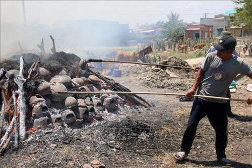 Gốm được đưa đến nơi tập kết để phơi nắng trước khi nung. Ảnh: Nguyễn Thanh - TTXVN Công đoạn sản xuất gốm Chăm khác biệt với các sản phẩm gốm khác. Ảnh: Nguyễn Thanh - TTXVN Công đoạn sản xuất gốm Chăm khác biệt với các sản phẩm gốm khác. Ảnh: Nguyễn Thanh - TTXVN Với những sản phẩm đã đủ độ chín, người thợ dùng nước dập bớt lửa để đưa gốm ra khỏi lò. Ảnh: Nguyễn Thanh - TTXVN Đưa ra lò những sản phẩm gốm đã đủ độ chín. Ảnh: Nguyễn Thanh - TTXVN Công đoạn sản xuất gốm Chăm khác biệt với các sản phẩm gốm khác. Ảnh: Nguyễn Thanh - TTXVN Công đoạn sản xuất gốm Chăm khác biệt với các sản phẩm gốm khác. Ảnh: Nguyễn Thanh - TTXVN Sản xuất gốm Gọ của người Chăm ở Bình Thuận. Ảnh : Nguyễn Thanh - TTXVN
