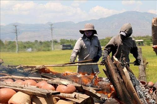 Gốm được đưa đến nơi tập kết để phơi nắng trước khi nung. Ảnh: Nguyễn Thanh - TTXVN Công đoạn sản xuất gốm Chăm khác biệt với các sản phẩm gốm khác. Ảnh: Nguyễn Thanh - TTXVN Công đoạn sản xuất gốm Chăm khác biệt với các sản phẩm gốm khác. Ảnh: Nguyễn Thanh - TTXVN Với những sản phẩm đã đủ độ chín, người thợ dùng nước dập bớt lửa để đưa gốm ra khỏi lò. Ảnh: Nguyễn Thanh - TTXVN Đưa ra lò những sản phẩm gốm đã đủ độ chín. Ảnh: Nguyễn Thanh - TTXVN Công đoạn sản xuất gốm Chăm khác biệt với các sản phẩm gốm khác. Ảnh: Nguyễn Thanh - TTXVN Công đoạn sản xuất gốm Chăm khác biệt với các sản phẩm gốm khác. Ảnh: Nguyễn Thanh - TTXVN Sản xuất gốm Gọ của người Chăm ở Bình Thuận. Ảnh : Nguyễn Thanh - TTXVN