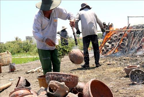 Gốm được đưa đến nơi tập kết để phơi nắng trước khi nung. Ảnh: Nguyễn Thanh - TTXVN Công đoạn sản xuất gốm Chăm khác biệt với các sản phẩm gốm khác. Ảnh: Nguyễn Thanh - TTXVN Công đoạn sản xuất gốm Chăm khác biệt với các sản phẩm gốm khác. Ảnh: Nguyễn Thanh - TTXVN Với những sản phẩm đã đủ độ chín, người thợ dùng nước dập bớt lửa để đưa gốm ra khỏi lò. Ảnh: Nguyễn Thanh - TTXVN Đưa ra lò những sản phẩm gốm đã đủ độ chín. Ảnh: Nguyễn Thanh - TTXVN Công đoạn sản xuất gốm Chăm khác biệt với các sản phẩm gốm khác. Ảnh: Nguyễn Thanh - TTXVN Công đoạn sản xuất gốm Chăm khác biệt với các sản phẩm gốm khác. Ảnh: Nguyễn Thanh - TTXVN Sản xuất gốm Gọ của người Chăm ở Bình Thuận. Ảnh : Nguyễn Thanh - TTXVN