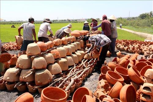 Gốm được đưa đến nơi tập kết để phơi nắng trước khi nung. Ảnh: Nguyễn Thanh - TTXVN Công đoạn sản xuất gốm Chăm khác biệt với các sản phẩm gốm khác. Ảnh: Nguyễn Thanh - TTXVN Công đoạn sản xuất gốm Chăm khác biệt với các sản phẩm gốm khác. Ảnh: Nguyễn Thanh - TTXVN Với những sản phẩm đã đủ độ chín, người thợ dùng nước dập bớt lửa để đưa gốm ra khỏi lò. Ảnh: Nguyễn Thanh - TTXVN Đưa ra lò những sản phẩm gốm đã đủ độ chín. Ảnh: Nguyễn Thanh - TTXVN Công đoạn sản xuất gốm Chăm khác biệt với các sản phẩm gốm khác. Ảnh: Nguyễn Thanh - TTXVN Công đoạn sản xuất gốm Chăm khác biệt với các sản phẩm gốm khác. Ảnh: Nguyễn Thanh - TTXVN Sản xuất gốm Gọ của người Chăm ở Bình Thuận. Ảnh : Nguyễn Thanh - TTXVN