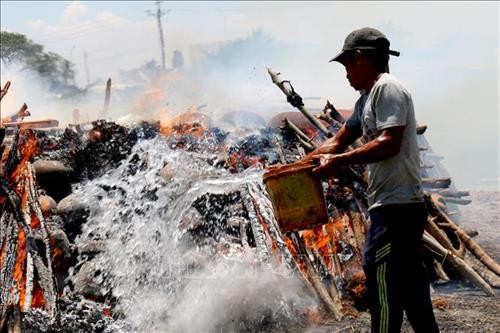 Gốm được đưa đến nơi tập kết để phơi nắng trước khi nung. Ảnh: Nguyễn Thanh - TTXVN Công đoạn sản xuất gốm Chăm khác biệt với các sản phẩm gốm khác. Ảnh: Nguyễn Thanh - TTXVN Công đoạn sản xuất gốm Chăm khác biệt với các sản phẩm gốm khác. Ảnh: Nguyễn Thanh - TTXVN Với những sản phẩm đã đủ độ chín, người thợ dùng nước dập bớt lửa để đưa gốm ra khỏi lò. Ảnh: Nguyễn Thanh - TTXVN Đưa ra lò những sản phẩm gốm đã đủ độ chín. Ảnh: Nguyễn Thanh - TTXVN Công đoạn sản xuất gốm Chăm khác biệt với các sản phẩm gốm khác. Ảnh: Nguyễn Thanh - TTXVN Công đoạn sản xuất gốm Chăm khác biệt với các sản phẩm gốm khác. Ảnh: Nguyễn Thanh - TTXVN Sản xuất gốm Gọ của người Chăm ở Bình Thuận. Ảnh : Nguyễn Thanh - TTXVN