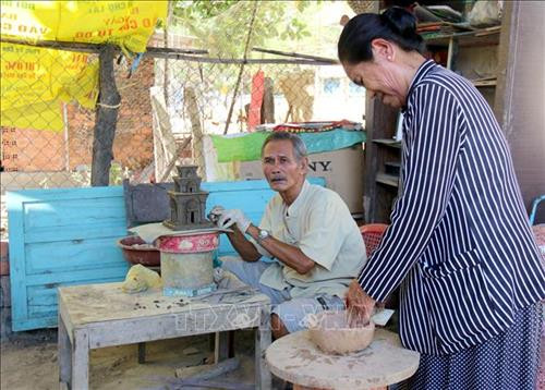Công đoạn sản xuất gốm Chăm khác biệt với các sản phẩm gốm khác. Ảnh: Nguyễn Thanh - TTXVN