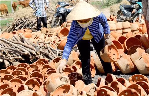 Gốm được đưa đến nơi tập kết để phơi nắng trước khi nung. Ảnh: Nguyễn Thanh - TTXVN Công đoạn sản xuất gốm Chăm khác biệt với các sản phẩm gốm khác. Ảnh: Nguyễn Thanh - TTXVN Công đoạn sản xuất gốm Chăm khác biệt với các sản phẩm gốm khác. Ảnh: Nguyễn Thanh - TTXVN Với những sản phẩm đã đủ độ chín, người thợ dùng nước dập bớt lửa để đưa gốm ra khỏi lò. Ảnh: Nguyễn Thanh - TTXVN Đưa ra lò những sản phẩm gốm đã đủ độ chín. Ảnh: Nguyễn Thanh - TTXVN Công đoạn sản xuất gốm Chăm khác biệt với các sản phẩm gốm khác. Ảnh: Nguyễn Thanh - TTXVN Công đoạn sản xuất gốm Chăm khác biệt với các sản phẩm gốm khác. Ảnh: Nguyễn Thanh - TTXVN Sản xuất gốm Gọ của người Chăm ở Bình Thuận. Ảnh : Nguyễn Thanh - TTXVN