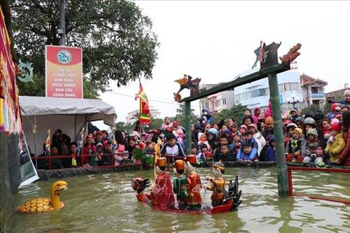 Người dân thưởng thức các tiết mục múa rối nước. Ảnh: Mạnh Minh- TTXVN Đông đảo nhân dân tập trung thưởng thức các tiết mục múa rối nước, đặc biệt là các em nhỏ. Ảnh: Mạnh Minh- TTXVN Gần 20 nghệ nhân của phường rối nước Thanh Hải, huyện Thanh Hà, tỉnh Hải Dương đã say sưa cống hiến những tiết mục đặc sắc như: tễu giáo đầu, rồng đốt lá đề, sự tích Hồ gươm, hội xuống đồng, múa tiên, chọi trâu, câu ếch, quần nơm úp cá, quay tơ dệt lụa, vũ hội quần hồng. Ảnh: Mạnh Minh - TTXVN Tiết mục Sự tích Hồ Gươm. Ảnh: Mạnh Minh - TTXVN