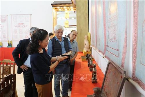 Các đại biểu thăm quan gian trưng bày. Ảnh: Ninh Đức Phương - TTXVN Các đại biểu thăm quan gian trưng bày. Ảnh: Ninh Đức Phương - TTXVN