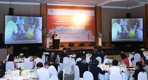 Các đại biểu Bộ Nông nghiệp và Phát triển nông thôn và Tổ chức Lương thực và Nông nghiệp Liên hợp quốc tại buổi lễ. Ảnh: Hoàng Hùng – TTXVN Các đại biểu Bộ Nông nghiệp và Phát triển nông thôn và Tổ chức Lương thực và Nông nghiệp Liên hợp quốc tại buổi lễ. Ảnh: Hoàng Hùng – TTXVN