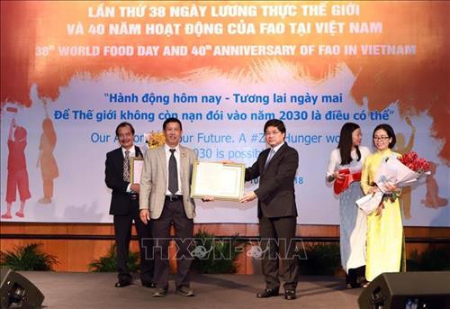 Trao tặng Kỷ niệm chương “Vì sự nghiệp Nông nghiệp và Phát triển nông thôn” cho cán bộ của FAO tại Việt Nam. Ảnh: Hoàng Hùng – TTXVN Trao tặng Kỷ niệm chương “Vì sự nghiệp Nông nghiệp và Phát triển nông thôn” cho cán bộ của FAO tại Việt Nam. Ảnh: Hoàng Hùng – TTXVN
