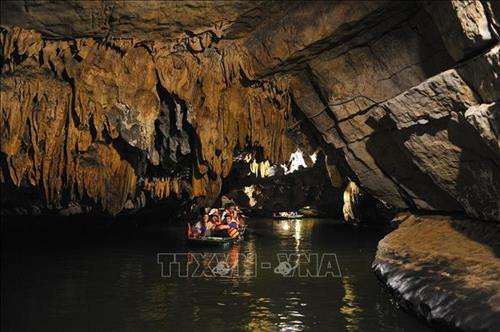 Du khách đi thuyền thăm hang động tại khu du lịch Tràng An. Ảnh: Minh Đức - TTXVN Du khách đi thuyền thăm hang động tại khu du lịch Tràng An. Ảnh: Minh Đức - TTXVN