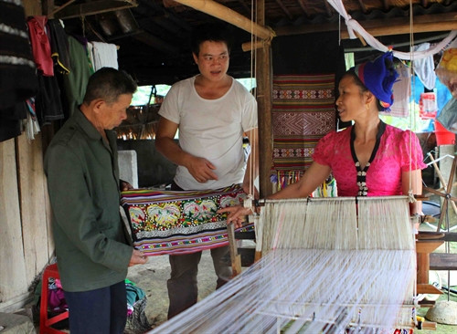 Chuyển tới điểm tái định cư Nậm Nui, Nậm Ke, xã Đồng Văn, huyện Quế Phong (Nghệ An), chị Lang Thị Xuyến cũng như nhiều chị em dân tộc Thái khác vẫn duy trì nghề dệt thổ cẩm truyền thống để làm ra các sản phẩm phục vụ nhu cầu cuộc sống và có thêm thu nhập. Chuyển tới điểm tái định cư Nậm Nui, Nậm Ke, xã Đồng Văn, huyện Quế Phong (Nghệ An), chị Lang Thị Xuyến cũng như nhiều chị em dân tộc Thái khác vẫn duy trì nghề dệt thổ cẩm truyền thống để làm ra các sản phẩm phục vụ nhu cầu cuộc sống và có thêm thu nhập.