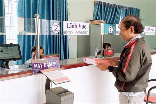 Trung tâm Hành chính công huyện Tân Thạnh, tỉnh Long An bước đầu tạo được sự hài lòng của người dân. Nguồn: Báo Long An online Trung tâm Hành chính công huyện Tân Thạnh, tỉnh Long An bước đầu tạo được sự hài lòng của người dân. Nguồn: Báo Long An online