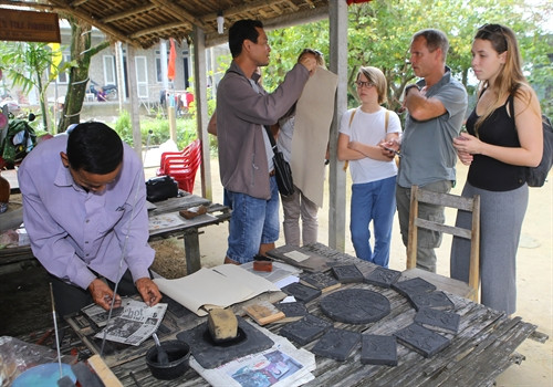 Khách du lịch rất thích thú với loại hình tranh dân gian này