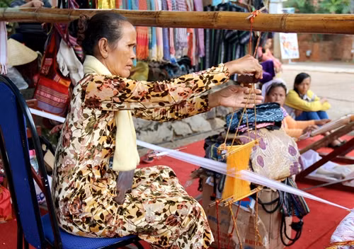 Nghệ nhân trình diễn dệt thổ cẩm tại lễ hội Katê. Ảnh: Nguyễn Thanh- TTXVN