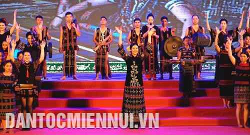 Trình diễn trang phục Zèng của đồng bào dân tộc huyện A Lưới (Thừa Thiên - Huế). Ảnh: Tường Vi Trình diễn trang phục Zèng của đồng bào dân tộc huyện A Lưới (Thừa Thiên - Huế). Ảnh: Tường Vi