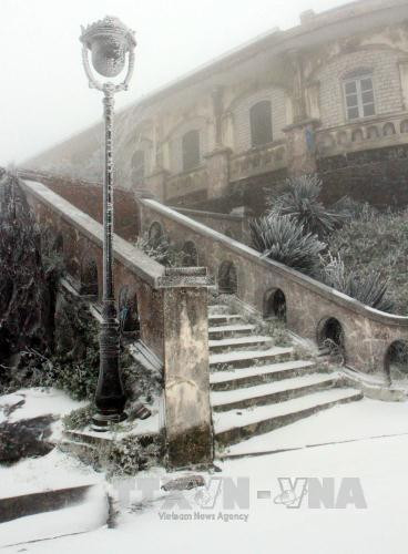 Băng tuyết rơi phủ trắng trên các ngôi nhà tại Khu du lịch Mẫu Sơn. Ảnh: Thái Thuần- TTXVN Băng tuyết rơi phủ trắng trên các ngôi nhà tại Khu du lịch Mẫu Sơn. Ảnh: Thái Thuần- TTXVN