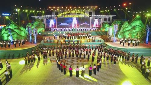 Vòng xòe đoàn kết. Ảnh: Xuân Tư – TTXVN Vòng xòe đoàn kết. Ảnh: Xuân Tư – TTXVN