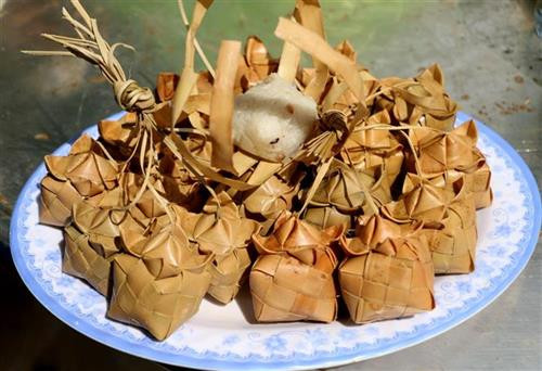 Chiếc bánh Kà tum có màu sắc rất đặc biệt, nhìn bề ngoài như một bông hoa. Ảnh: Công Mạo-TTXVN Chiếc bánh Kà tum có màu sắc rất đặc biệt, nhìn bề ngoài như một bông hoa. Ảnh: Công Mạo-TTXVN