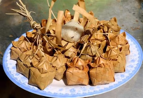 Chiếc bánh Kà tum có màu sắc rất đặc biệt, nhìn bề ngoài như một bông hoa. Ảnh: Công Mạo-TTXVN Chiếc bánh Kà tum có màu sắc rất đặc biệt, nhìn bề ngoài như một bông hoa. Ảnh: Công Mạo-TTXVN