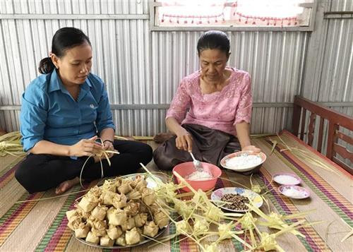 Bà Neáng Phương ở xã Ô Lâm, Tri Tôn (An Giang) - người có hơn 40 năm gắn bó với bánh Kà tum (bên phải) đang phối trộn các nguyên liệu chuẩn bị gói bánh. Ảnh: Công Mạo - TTXVN Bà Neáng Phương ở xã Ô Lâm, Tri Tôn (An Giang) - người có hơn 40 năm gắn bó với bánh Kà tum (bên phải) đang phối trộn các nguyên liệu chuẩn bị gói bánh. Ảnh: Công Mạo - TTXVN