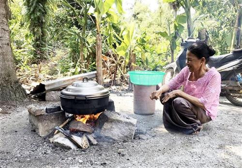 Bà Neáng Phương ở xã Ô Lâm, Tri Tôn (An Giang) canh nồi bánh Kà tum sao cho bánh vừa chín tới, để bánh được ngon, bùi. Ảnh: Công Mạo-TTXVN Bà Neáng Phương ở xã Ô Lâm, Tri Tôn (An Giang) canh nồi bánh Kà tum sao cho bánh vừa chín tới, để bánh được ngon, bùi. Ảnh: Công Mạo-TTXVN