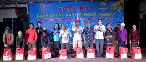 Đại diện Bộ chỉ huy quân sự tỉnh Gia Lai trao quà cho các gia đình có hoàn cảnh khó khăn vùng biên giới để họ ăn Tết Cổ truyền. Ảnh: Hồng Điệp - TTXVN Đại diện Bộ chỉ huy quân sự tỉnh Gia Lai trao quà cho các gia đình có hoàn cảnh khó khăn vùng biên giới để họ ăn Tết Cổ truyền. Ảnh: Hồng Điệp - TTXVN