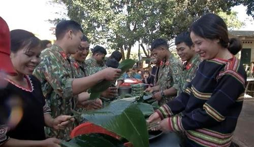 Các chiến sỹ bộ đội Đại đội 1, Ban chỉ huy Quân sự huyện Đức Cơ, Bộ chỉ huy Quân sự tỉnh Gia Lai gói bánh chưng cùng nhân dân. Ảnh: Hồng Điệp - TTXVN Các chiến sỹ bộ đội Đại đội 1, Ban chỉ huy Quân sự huyện Đức Cơ, Bộ chỉ huy Quân sự tỉnh Gia Lai gói bánh chưng cùng nhân dân. Ảnh: Hồng Điệp - TTXVN