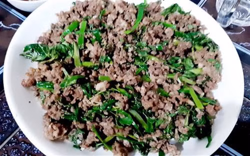 Món chuột đồng xào lá cách làm người ăn cảm thấy đậm ấm, đậm đà hơn khi chấm thêm một chút nước mắm cá đồng nguyên chất. Ảnh: Công Mạo-TTXVN