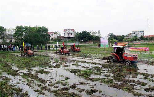 Các đồng chí lãnh đạo tỉnh Thái Nguyên tham gia lễ hội xuống đồng tại huyện Phổ Yên năm 2020. Ảnh: Thu Hằng-TTXVN