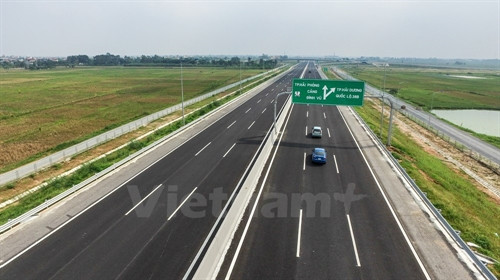 Tuyến đường được thiết kế với tốc độ tối đa 120km/h gồm 6 làn xe và 2 làn dừng khẩn cấp.