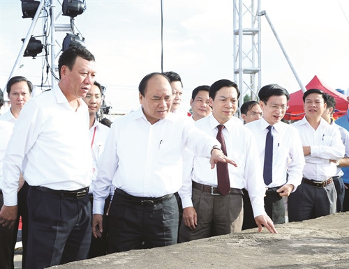 Thủ tướng Nguyễn Xuân Phúc tại Lễ mít tinh hưởng ứng Tuần lễ Biển và Hải đảo Việt Nam năm 2016 và Kỷ niệm ngày Đại dương thế giới với chủ đề "Vì một Hành tinh xanh" được tổ chức tại tỉnh Nam Định (ngày 8/6/2016)