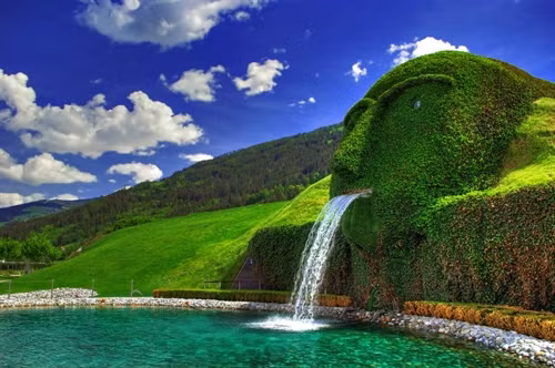 Metalmorphosis là đài phun nước được David Cerny, nhà điêu khắc Czech tạo nên, đặt tại Công viên Công nghệ Whitehall ở Charlotte, North Carolina, Mỹ. Tác phẩm điêu khắc này nặng 14 tấn, được làm từ các lớp thép không rỉ lớn xoay 360 độ. Ảnh: Rick_28105. David Barber và Bill Burgess đã thiết kế đài phun nước Julie Penrose, đặt ở công viên Beautiful, Colorado, Mỹ vào năm 2007. Hình dáng của đài phun nước tượng trưng cho sự tuần hoàn của nước giữa bầu khí quyển và trái đất. Ảnh: Soothingwalls.com. Nằm ở Playa de la Malvarrosa, Valencia, Tây Ban Nha, Water Boat Fountain là một tác phẩm nghệ thuật ấn tượng. Nước từ những lỗ nhỏ trên một khung thép chảy xuống tạo thành hình một thuyền giương buồm lướt trên sóng. Đây là một điểm đến thu hút du khách ở Tây Ban Nha. Hiệu ứng từ ánh sáng mặt trời khiến “chiếc thuyền” trở nên đẹp mắt. Ảnh: Vokrugsveta.ru. Đây là đài phun nước Divers nằm ở trung tâm thương mại Dubai Mall ở Các tiểu vương quốc Ả Rập thống nhất. Ảnh: Fansshare.com. Montjuïc là đài phun nước ở Tây Ban Nha. Được 3.000 công nhân xây dựng phục vụ triển lãm quốc tế Barcelona năm 1929. Đây là nơi trình diễn các bản nhạc phim, Opera kết hợp ánh sáng vào cuối mỗi tuần. Ảnh: Pedro Galisteo. Đài phun nước hình dáng một vòi nước này nằm trên đảo Menorca của Tây Ban Nha. Đường ống dẫn nước được che giấu ngay bên trong dòng nước nước, tạo ấn tượng là vòi nước đang nổi trong không trung. Ảnh: Livejournal.com. Đài phun nước Swarovski nằm trong khuôn viên bảo tàng Innsbruck ở Áo. Đài phun nước có hình một đầu người phủ cỏ xanh, do nghệ sĩ người Áo Andre Heller thiết kế. Ảnh: Amazingplacesonearth.com. Đài Thịnh vượng nằm bên ngoài trung tâm mua sắm Suntec City, Singapore, được ghi danh vào sách Kỷ lục thế giới năm 1998 là đài phun nước lớn nhất thế giới, diện tích 1.683 m2 và cao 13 m. Ảnh: Gooodvoyage. Đài phun nước Charybdis ở Anh được nhà điêu khắc nước William Pye tạo ra vào năm 2000. Đài phun nước được bao bọc trong một ống trụ lớn bằng nhựa acrylic trong suốt. Cứ 15 phút, một xoáy nước sẽ được hình thành ở trung tâm của đài phun. Cầu thang hai bên cho phép du khách nhìn thẳng vào dòng nước xoáy. Ảnh: Reynoldspolymer.com. Đài phun nước Dubai (UAE) nằm trên một hồ nước rộng 12 ha, gồm năm vòng tròn có khả năng phun tia nước cao bằng tòa nhà 50 tầng. Đài phun được trang bị 6.600 đèn Led và 25 máy chiếu màu, cho phép các vòi nước hiển thị hình ảnh khác nhau. Các chùm ánh sáng của đài phun nước có thể nhìn thấy từ cách đó vài chục km, khiến nó trở thành điểm sáng nhất trong khu vực Trung Đông. Ảnh: Lillian Rodriguez. Stravinsky là một đài phun nước công cộng với mười sáu tác phẩm điêu khắc, có thể di chuyển và phun nước. Nhà điêu khắc Jean Tinguely và Niki de Saint Phalle đã tạo ra tác phẩm này vào năm 1983. Đài phun nằm ở Paris, Pháp. Ảnh: Fromthegrapevine.com. Moonpoon Banpo của Hàn Quốc được coi là đài phun nước trên cầu dài nhất thế giới, sử dụng 10.000 đèn Led và 380 tia nước chạy dọc theo cả hai cạnh của cây cầu dài 1.404 m. Nước được lấy trực tiếp từ sông Hàn và các đài phun nước bắn lên đến 43 m theo chiều ngang. Chúng cũng có thể được lập trình để di chuyển theo thời gian và âm nhạc. Ảnh: Emlii.com. Đài phun nước Bellagio được đặt ngay trước sòng bạc Las Vegas, với chi phí xây dựng 40 triệu USD, bao gồm 1.200 đầu phun, 8.000 m đường ống và 4.500 đèn chiếu sáng. Tia nước có thể bắn lên đến độ cao của tòa nhà 24 tầng. Mỗi ngày, một nhóm 30 kỹ sư làm công việc bảo trì cho đài phun nước này. Ảnh: Ritani. Đài phun nước hình chữ nhật này nằm bên trong toà nhà South Gate của khu phức hợp Osaka City Station, Nhật Bản. Các tia nước được lập trình, phun nước hiển thị thời gian, các hoa văn nghệ thuật, văn bản. Ảnh: MrJolino01/Youtube.