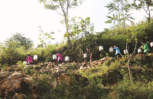 Do địa hình đa phần là núi đá, không có sông, suối nên nguồn nước sinh hoạt trong vùng chủ yếu dựa vào 2 mỏ nước chính tại xã Tổng Cọt và xã Lũng Mặn Do địa hình đa phần là núi đá, không có sông, suối nên nguồn nước sinh hoạt trong vùng chủ yếu dựa vào 2 mỏ nước chính tại xã Tổng Cọt và xã Lũng Mặn
