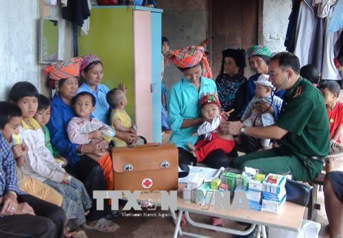 Khám, chữa bệnh và cấp phát thuốc miễn phí cho đồng bào biên giới. Ảnh: Xuân Tiến - TTXVN Khám, chữa bệnh và cấp phát thuốc miễn phí cho đồng bào biên giới. Ảnh: Xuân Tiến - TTXVN