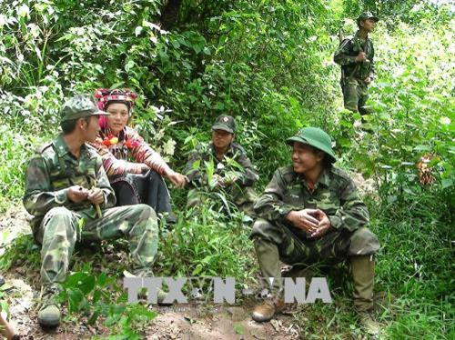 Bộ đội biên phòng Đồn Biên phòng A Pa Chải (huyện Mường Nhé) cùng người dân tộc Hà Nhì kiểm tra đường biên, cột mốc. Ảnh: Xuân Tiến - TTXVN Bộ đội biên phòng Đồn Biên phòng A Pa Chải (huyện Mường Nhé) cùng người dân tộc Hà Nhì kiểm tra đường biên, cột mốc. Ảnh: Xuân Tiến - TTXVN