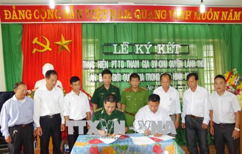 Bộ đội Biên phòng Đồn Biên phòng Cửa khẩu Quốc tế Tây Trang (huyện Điện Biên) và chính quyền xã Na Ư ký kết thực hiện công tác phối hợp bảo vệ đường biên, cột mốc, gìn giữ an ninh biên giới. Ảnh: Xuân Tiến - TTXVN Bộ đội Biên phòng Đồn Biên phòng Cửa khẩu Quốc tế Tây Trang (huyện Điện Biên) và chính quyền xã Na Ư ký kết thực hiện công tác phối hợp bảo vệ đường biên, cột mốc, gìn giữ an ninh biên giới. Ảnh: Xuân Tiến - TTXVN