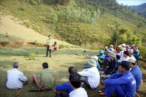 Cán bộ Hạt Kiểm lâm huyện Than Uyên tuyên truyền cho bà con nhân dân xã Mường Cang về công tác phòng, chống cháy rừng. Ảnh: Công Tuyên-TTXVN Cán bộ Hạt Kiểm lâm huyện Than Uyên tuyên truyền cho bà con nhân dân xã Mường Cang về công tác phòng, chống cháy rừng. Ảnh: Công Tuyên-TTXVN