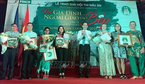 Ông Lê Thanh Liêm, Phó Chủ tịch thường trực UBND Thành phố Hồ Chí Minh (thứ 4 từ phải sang) trao giải cho các đội thi. Ảnh: Xuân Khu-TTXVN