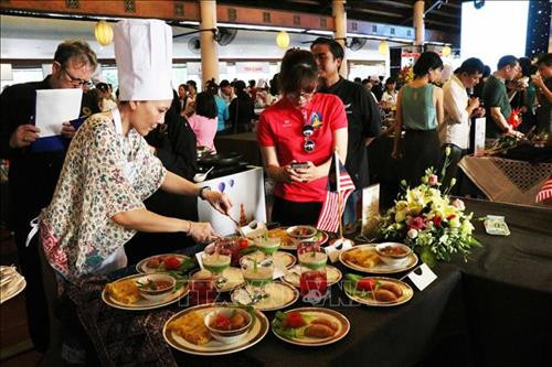 Đội thi Malaysia với món nem truyền thống và đồ uống đa dạng Ảnh: Xuân Khu-TTXVN