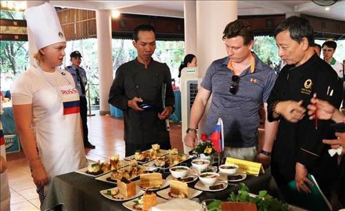 Ban Giám khảo đang nghe đội Nga thuyết trình về ý nghĩa món ăn. Ảnh: Xuân Khu-TTXVN