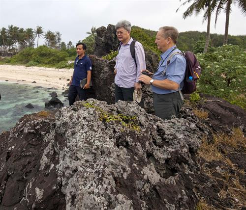Đoàn chuyên gia khảo sát tại đảo Lớn và đảo Bé (Lý Sơn) và vùng phụ cận Bình Châu, huyện Bình Sơn... (Quảng Ngãi) nhằm hoàn thiện hồ sơ trình UNESCO công nhận công viên địa chất Lý Sơn là công viên địa chất toàn cầu. Ảnh: Phước Ngọc - TTXVN Đoàn chuyên gia khảo sát tại đảo Lớn và đảo Bé (Lý Sơn) và vùng phụ cận Bình Châu, huyện Bình Sơn... (Quảng Ngãi) nhằm hoàn thiện hồ sơ trình UNESCO công nhận công viên địa chất Lý Sơn là công viên địa chất toàn cầu. Ảnh: Phước Ngọc - TTXVN