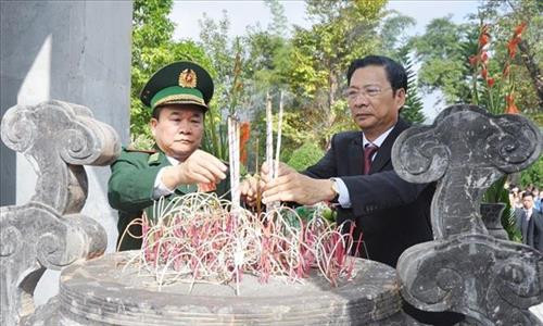 Trung tướng Hoàng Xuân Chiến, Ủy viên Trung ương Đảng, Ủy viên Quân ủy Trung ương, Tư lệnh Bộ đội Biên phòng và đồng chí Nguyễn Văn Đọc, Bí thư Tỉnh ủy tỉnh Quảng Ninh dâng hương tại Đài tưởng niệm các Anh hùng liệt sĩ Pò Hèn (xã Hải Sơn, thành phố Móng Cái). Ảnh: TTXVN phát Trung tướng Hoàng Xuân Chiến, Ủy viên Trung ương Đảng, Ủy viên Quân ủy Trung ương, Tư lệnh Bộ đội Biên phòng và đồng chí Nguyễn Văn Đọc, Bí thư Tỉnh ủy tỉnh Quảng Ninh dâng hương tại Đài tưởng niệm các Anh hùng liệt sĩ Pò Hèn (xã Hải Sơn, thành phố Móng Cái). Ảnh: TTXVN phát