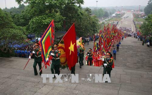 Thủ tướng Nguyễn Xuân Phúc cùng nhiều đồng chí lãnh đạo Đảng, Nhà nước dự lễ dâng hương tưởng niệm các Vua Hùng tại Khu di tích lịch sử Quốc gia đặc biệt Đền Hùng, tỉnh Phú Thọ. Ảnh: Thanh Tùng-TTXVN Chủ tịch UBND tỉnh Phú Thọ Bùi Minh Châu đọc trúc văn tại lễ dâng hương tưởng niệm các Vua Hùng sáng 25/4/2018. Ảnh: Thanh Tùng-TTXVN Thủ tướng Nguyễn Xuân Phúc cùng nhiều đồng chí lãnh đạo Đảng, Nhà nước tham gia đoàn dâng hương từ sân trung tâm lễ hội lên đền Thượng. Ảnh: Thanh Tùng-TTXVN Đoàn dâng hương từ sân trung tâm lễ hội lên đền Thượng. Ảnh: Thanh Tùng-TTXVN Thủ tướng Nguyễn Xuân Phúc cùng nhiều đồng chí lãnh đạo Đảng, Nhà nước dự lễ dâng hương tưởng niệm các Vua Hùng tại Khu di tích lịch sử Quốc gia đặc biệt Đền Hùng, tỉnh Phú Thọ. Ảnh: Thanh Tùng-TTXVN Chủ tịch UBND tỉnh Phú Thọ Bùi Minh Châu đọc trúc văn tại lễ dâng hương tưởng niệm các Vua Hùng sáng 25/4/2018. Ảnh: Thanh Tùng-TTXVN Thủ tướng Nguyễn Xuân Phúc cùng nhiều đồng chí lãnh đạo Đảng, Nhà nước tham gia đoàn dâng hương từ sân trung tâm lễ hội lên đền Thượng. Ảnh: Thanh Tùng-TTXVN Đoàn dâng hương từ sân trung tâm lễ hội lên đền Thượng. Ảnh: Thanh Tùng-TTXVN