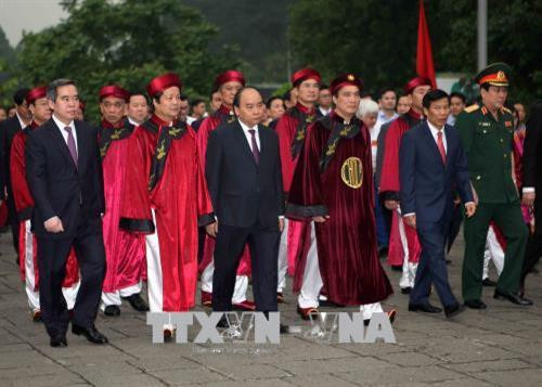 Thủ tướng Nguyễn Xuân Phúc cùng nhiều đồng chí lãnh đạo Đảng, Nhà nước dự lễ dâng hương tưởng niệm các Vua Hùng tại Khu di tích lịch sử Quốc gia đặc biệt Đền Hùng, tỉnh Phú Thọ. Ảnh: Thanh Tùng-TTXVN Chủ tịch UBND tỉnh Phú Thọ Bùi Minh Châu đọc trúc văn tại lễ dâng hương tưởng niệm các Vua Hùng sáng 25/4/2018. Ảnh: Thanh Tùng-TTXVN Thủ tướng Nguyễn Xuân Phúc cùng nhiều đồng chí lãnh đạo Đảng, Nhà nước tham gia đoàn dâng hương từ sân trung tâm lễ hội lên đền Thượng. Ảnh: Thanh Tùng-TTXVN Đoàn dâng hương từ sân trung tâm lễ hội lên đền Thượng. Ảnh: Thanh Tùng-TTXVN Thủ tướng Nguyễn Xuân Phúc cùng nhiều đồng chí lãnh đạo Đảng, Nhà nước dự lễ dâng hương tưởng niệm các Vua Hùng tại Khu di tích lịch sử Quốc gia đặc biệt Đền Hùng, tỉnh Phú Thọ. Ảnh: Thanh Tùng-TTXVN Chủ tịch UBND tỉnh Phú Thọ Bùi Minh Châu đọc trúc văn tại lễ dâng hương tưởng niệm các Vua Hùng sáng 25/4/2018. Ảnh: Thanh Tùng-TTXVN Thủ tướng Nguyễn Xuân Phúc cùng nhiều đồng chí lãnh đạo Đảng, Nhà nước tham gia đoàn dâng hương từ sân trung tâm lễ hội lên đền Thượng. Ảnh: Thanh Tùng-TTXVN Đoàn dâng hương từ sân trung tâm lễ hội lên đền Thượng. Ảnh: Thanh Tùng-TTXVN