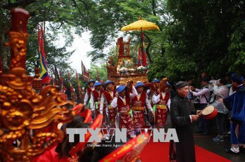 Thủ tướng Nguyễn Xuân Phúc cùng nhiều đồng chí lãnh đạo Đảng, Nhà nước dự lễ dâng hương tưởng niệm các Vua Hùng tại Khu di tích lịch sử Quốc gia đặc biệt Đền Hùng, tỉnh Phú Thọ. Ảnh: Thanh Tùng-TTXVN Chủ tịch UBND tỉnh Phú Thọ Bùi Minh Châu đọc trúc văn tại lễ dâng hương tưởng niệm các Vua Hùng sáng 25/4/2018. Ảnh: Thanh Tùng-TTXVN Thủ tướng Nguyễn Xuân Phúc cùng nhiều đồng chí lãnh đạo Đảng, Nhà nước tham gia đoàn dâng hương từ sân trung tâm lễ hội lên đền Thượng. Ảnh: Thanh Tùng-TTXVN Đoàn dâng hương từ sân trung tâm lễ hội lên đền Thượng. Ảnh: Thanh Tùng-TTXVN Thủ tướng Nguyễn Xuân Phúc cùng nhiều đồng chí lãnh đạo Đảng, Nhà nước dự lễ dâng hương tưởng niệm các Vua Hùng tại Khu di tích lịch sử Quốc gia đặc biệt Đền Hùng, tỉnh Phú Thọ. Ảnh: Thanh Tùng-TTXVN Chủ tịch UBND tỉnh Phú Thọ Bùi Minh Châu đọc trúc văn tại lễ dâng hương tưởng niệm các Vua Hùng sáng 25/4/2018. Ảnh: Thanh Tùng-TTXVN Thủ tướng Nguyễn Xuân Phúc cùng nhiều đồng chí lãnh đạo Đảng, Nhà nước tham gia đoàn dâng hương từ sân trung tâm lễ hội lên đền Thượng. Ảnh: Thanh Tùng-TTXVN Đoàn dâng hương từ sân trung tâm lễ hội lên đền Thượng. Ảnh: Thanh Tùng-TTXVN