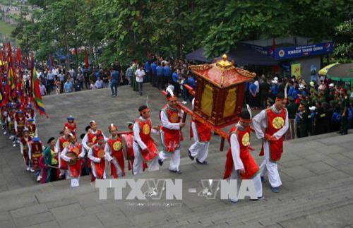 Thủ tướng Nguyễn Xuân Phúc cùng nhiều đồng chí lãnh đạo Đảng, Nhà nước dự lễ dâng hương tưởng niệm các Vua Hùng tại Khu di tích lịch sử Quốc gia đặc biệt Đền Hùng, tỉnh Phú Thọ. Ảnh: Thanh Tùng-TTXVN Chủ tịch UBND tỉnh Phú Thọ Bùi Minh Châu đọc trúc văn tại lễ dâng hương tưởng niệm các Vua Hùng sáng 25/4/2018. Ảnh: Thanh Tùng-TTXVN Thủ tướng Nguyễn Xuân Phúc cùng nhiều đồng chí lãnh đạo Đảng, Nhà nước tham gia đoàn dâng hương từ sân trung tâm lễ hội lên đền Thượng. Ảnh: Thanh Tùng-TTXVN Đoàn dâng hương từ sân trung tâm lễ hội lên đền Thượng. Ảnh: Thanh Tùng-TTXVN Thủ tướng Nguyễn Xuân Phúc cùng nhiều đồng chí lãnh đạo Đảng, Nhà nước dự lễ dâng hương tưởng niệm các Vua Hùng tại Khu di tích lịch sử Quốc gia đặc biệt Đền Hùng, tỉnh Phú Thọ. Ảnh: Thanh Tùng-TTXVN Chủ tịch UBND tỉnh Phú Thọ Bùi Minh Châu đọc trúc văn tại lễ dâng hương tưởng niệm các Vua Hùng sáng 25/4/2018. Ảnh: Thanh Tùng-TTXVN Thủ tướng Nguyễn Xuân Phúc cùng nhiều đồng chí lãnh đạo Đảng, Nhà nước tham gia đoàn dâng hương từ sân trung tâm lễ hội lên đền Thượng. Ảnh: Thanh Tùng-TTXVN Đoàn dâng hương từ sân trung tâm lễ hội lên đền Thượng. Ảnh: Thanh Tùng-TTXVN