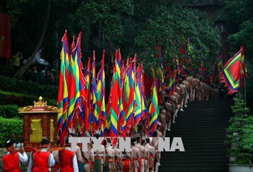 Thủ tướng Nguyễn Xuân Phúc cùng nhiều đồng chí lãnh đạo Đảng, Nhà nước dự lễ dâng hương tưởng niệm các Vua Hùng tại Khu di tích lịch sử Quốc gia đặc biệt Đền Hùng, tỉnh Phú Thọ. Ảnh: Thanh Tùng-TTXVN Chủ tịch UBND tỉnh Phú Thọ Bùi Minh Châu đọc trúc văn tại lễ dâng hương tưởng niệm các Vua Hùng sáng 25/4/2018. Ảnh: Thanh Tùng-TTXVN Thủ tướng Nguyễn Xuân Phúc cùng nhiều đồng chí lãnh đạo Đảng, Nhà nước tham gia đoàn dâng hương từ sân trung tâm lễ hội lên đền Thượng. Ảnh: Thanh Tùng-TTXVN Đoàn dâng hương từ sân trung tâm lễ hội lên đền Thượng. Ảnh: Thanh Tùng-TTXVN Thủ tướng Nguyễn Xuân Phúc cùng nhiều đồng chí lãnh đạo Đảng, Nhà nước dự lễ dâng hương tưởng niệm các Vua Hùng tại Khu di tích lịch sử Quốc gia đặc biệt Đền Hùng, tỉnh Phú Thọ. Ảnh: Thanh Tùng-TTXVN Chủ tịch UBND tỉnh Phú Thọ Bùi Minh Châu đọc trúc văn tại lễ dâng hương tưởng niệm các Vua Hùng sáng 25/4/2018. Ảnh: Thanh Tùng-TTXVN Thủ tướng Nguyễn Xuân Phúc cùng nhiều đồng chí lãnh đạo Đảng, Nhà nước tham gia đoàn dâng hương từ sân trung tâm lễ hội lên đền Thượng. Ảnh: Thanh Tùng-TTXVN Đoàn dâng hương từ sân trung tâm lễ hội lên đền Thượng. Ảnh: Thanh Tùng-TTXVN