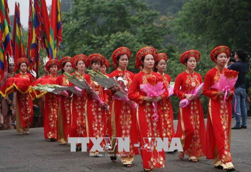 Thủ tướng Nguyễn Xuân Phúc cùng nhiều đồng chí lãnh đạo Đảng, Nhà nước dự lễ dâng hương tưởng niệm các Vua Hùng tại Khu di tích lịch sử Quốc gia đặc biệt Đền Hùng, tỉnh Phú Thọ. Ảnh: Thanh Tùng-TTXVN Chủ tịch UBND tỉnh Phú Thọ Bùi Minh Châu đọc trúc văn tại lễ dâng hương tưởng niệm các Vua Hùng sáng 25/4/2018. Ảnh: Thanh Tùng-TTXVN Thủ tướng Nguyễn Xuân Phúc cùng nhiều đồng chí lãnh đạo Đảng, Nhà nước tham gia đoàn dâng hương từ sân trung tâm lễ hội lên đền Thượng. Ảnh: Thanh Tùng-TTXVN Đoàn dâng hương từ sân trung tâm lễ hội lên đền Thượng. Ảnh: Thanh Tùng-TTXVN Thủ tướng Nguyễn Xuân Phúc cùng nhiều đồng chí lãnh đạo Đảng, Nhà nước dự lễ dâng hương tưởng niệm các Vua Hùng tại Khu di tích lịch sử Quốc gia đặc biệt Đền Hùng, tỉnh Phú Thọ. Ảnh: Thanh Tùng-TTXVN Chủ tịch UBND tỉnh Phú Thọ Bùi Minh Châu đọc trúc văn tại lễ dâng hương tưởng niệm các Vua Hùng sáng 25/4/2018. Ảnh: Thanh Tùng-TTXVN Thủ tướng Nguyễn Xuân Phúc cùng nhiều đồng chí lãnh đạo Đảng, Nhà nước tham gia đoàn dâng hương từ sân trung tâm lễ hội lên đền Thượng. Ảnh: Thanh Tùng-TTXVN Đoàn dâng hương từ sân trung tâm lễ hội lên đền Thượng. Ảnh: Thanh Tùng-TTXVN