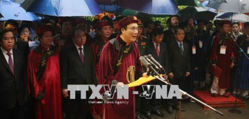 Thủ tướng Nguyễn Xuân Phúc cùng nhiều đồng chí lãnh đạo Đảng, Nhà nước dự lễ dâng hương tưởng niệm các Vua Hùng tại Khu di tích lịch sử Quốc gia đặc biệt Đền Hùng, tỉnh Phú Thọ. Ảnh: Thanh Tùng-TTXVN Chủ tịch UBND tỉnh Phú Thọ Bùi Minh Châu đọc trúc văn tại lễ dâng hương tưởng niệm các Vua Hùng sáng 25/4/2018. Ảnh: Thanh Tùng-TTXVN Thủ tướng Nguyễn Xuân Phúc cùng nhiều đồng chí lãnh đạo Đảng, Nhà nước tham gia đoàn dâng hương từ sân trung tâm lễ hội lên đền Thượng. Ảnh: Thanh Tùng-TTXVN Đoàn dâng hương từ sân trung tâm lễ hội lên đền Thượng. Ảnh: Thanh Tùng-TTXVN Thủ tướng Nguyễn Xuân Phúc cùng nhiều đồng chí lãnh đạo Đảng, Nhà nước dự lễ dâng hương tưởng niệm các Vua Hùng tại Khu di tích lịch sử Quốc gia đặc biệt Đền Hùng, tỉnh Phú Thọ. Ảnh: Thanh Tùng-TTXVN Chủ tịch UBND tỉnh Phú Thọ Bùi Minh Châu đọc trúc văn tại lễ dâng hương tưởng niệm các Vua Hùng sáng 25/4/2018. Ảnh: Thanh Tùng-TTXVN Thủ tướng Nguyễn Xuân Phúc cùng nhiều đồng chí lãnh đạo Đảng, Nhà nước tham gia đoàn dâng hương từ sân trung tâm lễ hội lên đền Thượng. Ảnh: Thanh Tùng-TTXVN Đoàn dâng hương từ sân trung tâm lễ hội lên đền Thượng. Ảnh: Thanh Tùng-TTXVN